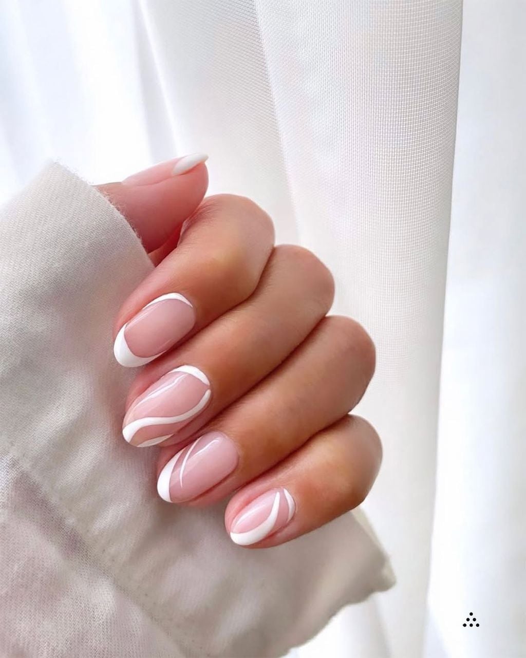Wavy Line White French Medium Oval Wavy Line White French Medium Oval — Simple French Nails