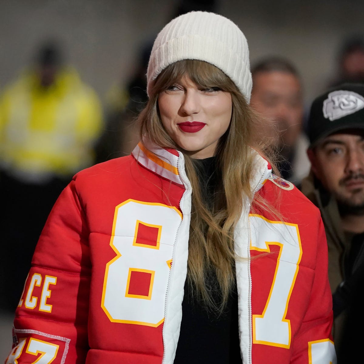 Puffer Jacket and Turtleneck for a Warm Game Day Look Puffer Jacket and Turtleneck for a Warm Game Day Look — Simple Game Day Outfits