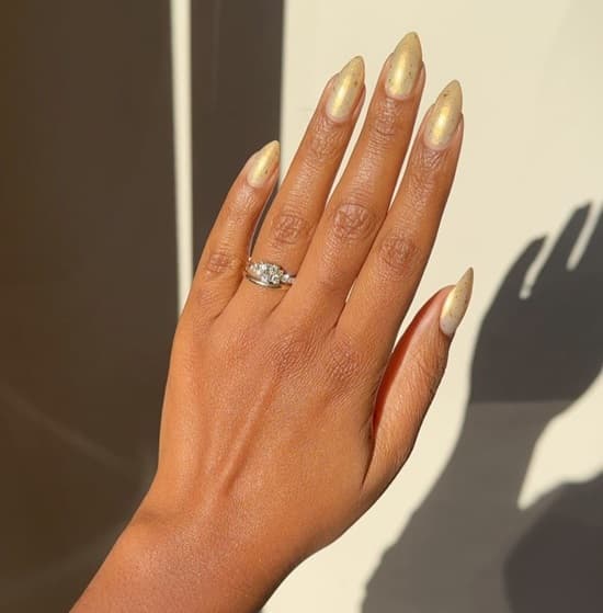 Shimmering Pale Gold Chrome Medium Almond Nails Shimmering Pale Gold Chrome Medium Almond Nails — Simple Gold Chrome Nails
