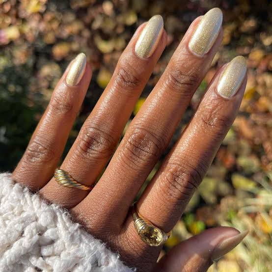 Pale Gold Chrome Medium Almond Nails, Close-Up Take Pale Gold Chrome Medium Almond Nails, Close-Up Take — Simple Gold Chrome Nails