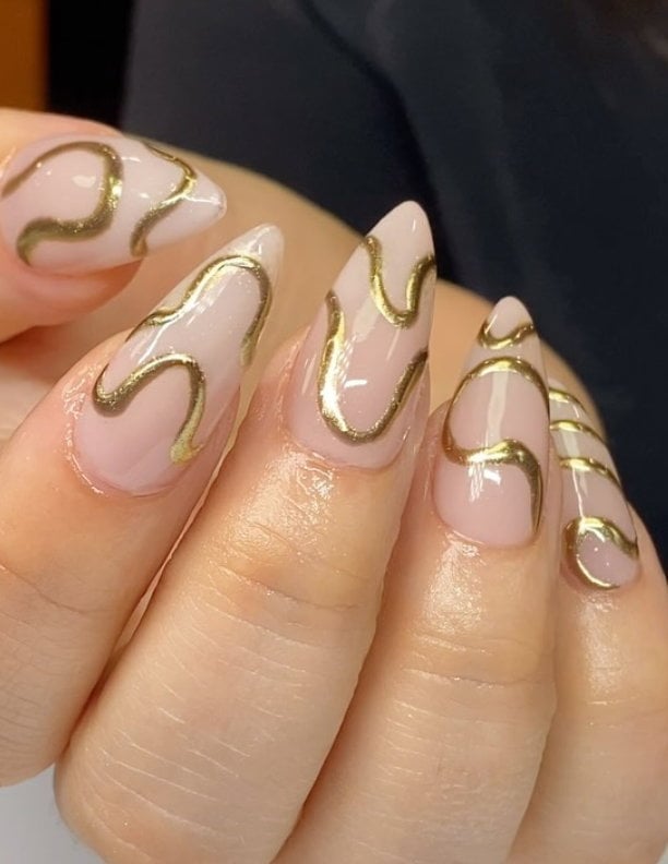 Mirror Shine Gold Chrome Medium Almond Nails Mirror Shine Gold Chrome Medium Almond Nails — Simple Gold Chrome Nails