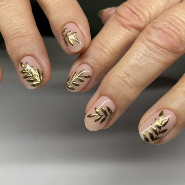 Nude Base with Gold Leaf Foil Short Oval Nails Nude Base with Gold Leaf Foil Short Oval Nails — Simple Gold Chrome Nails
