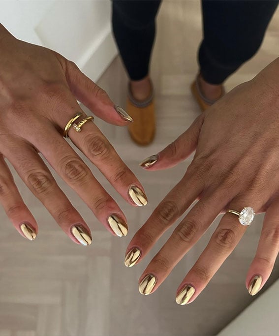 Short Oval Nails in Bright Gold Chrome Short Oval Nails in Bright Gold Chrome — Simple Gold Chrome Nails