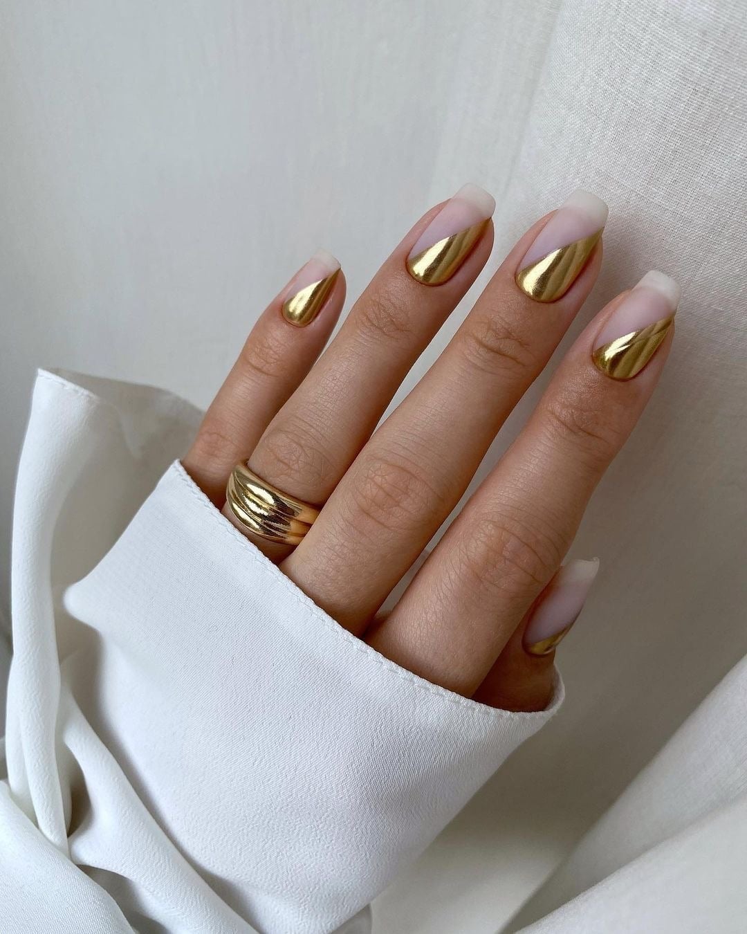 Gold Chrome French Tips Medium Almond Nails With Natural Base Gold Chrome French Tips Medium Almond Nails With Natural Base — Simple Gold Chrome Nails