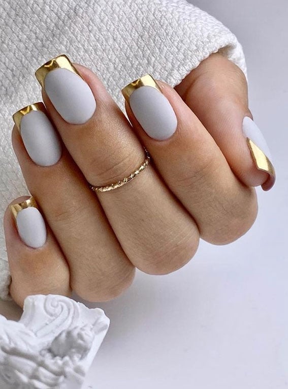 Medium Oval Matte Grey Glossy Gold Tip Medium Oval Matte Grey Glossy Gold Tip — Simple Gold French Tip Nails