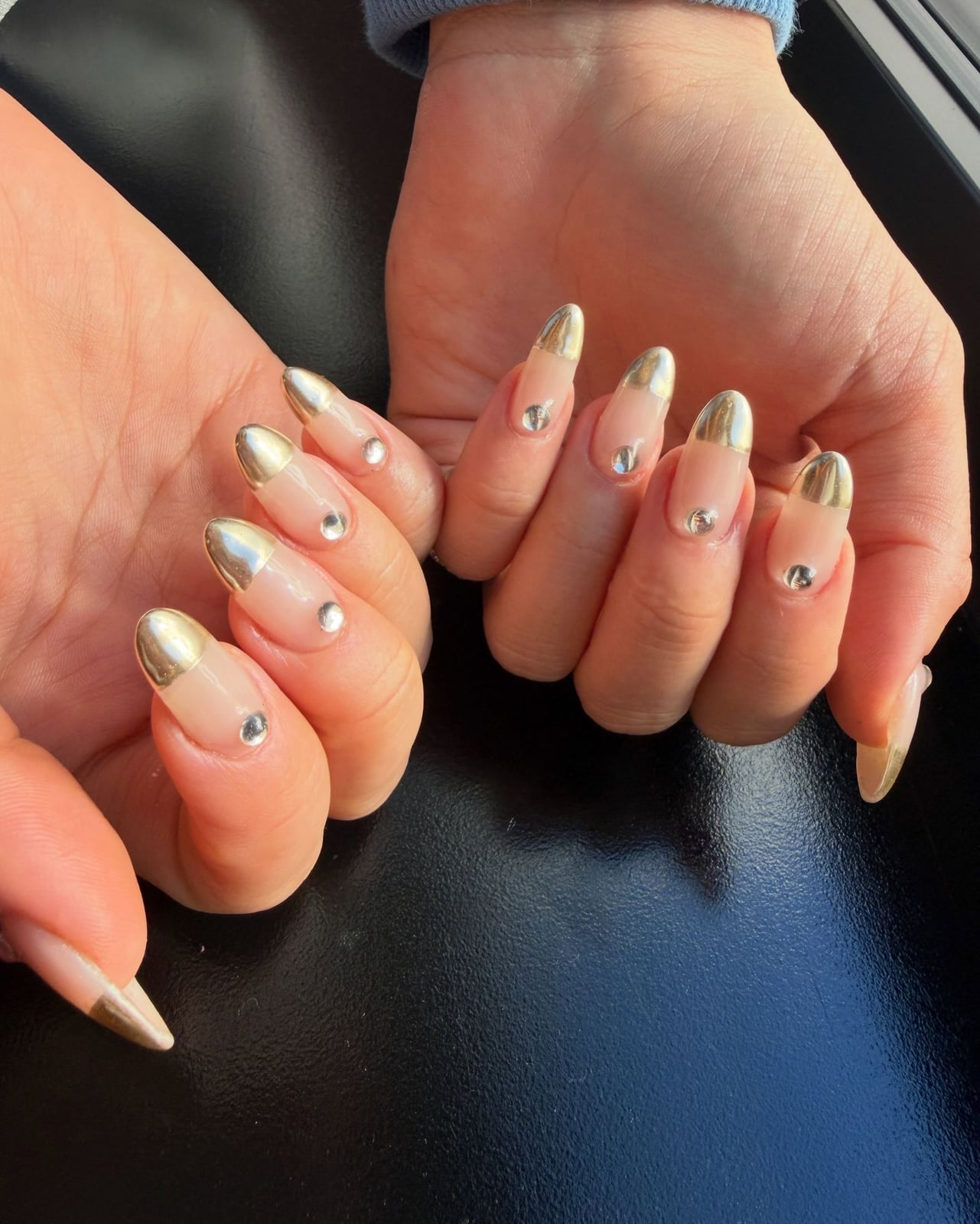 Medium Almond Gold Tips with Rhinestones, миндаль Medium Almond Gold Tips with Rhinestones, миндаль — Simple Gold French Tip Nails