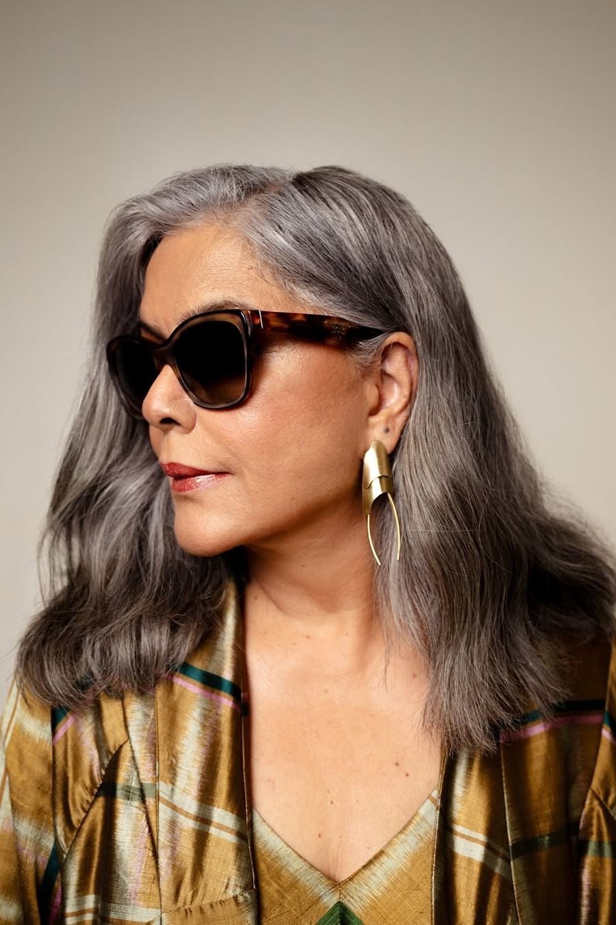 Mid-Back Silver Gray With Highlights — Simple Gray Blending