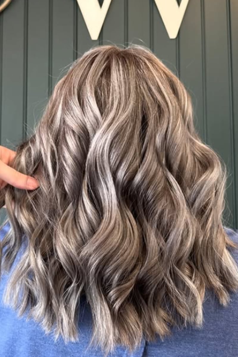 Collarbone Length With Dark Base Highlights, Close-Up Take — Simple Gray Blending