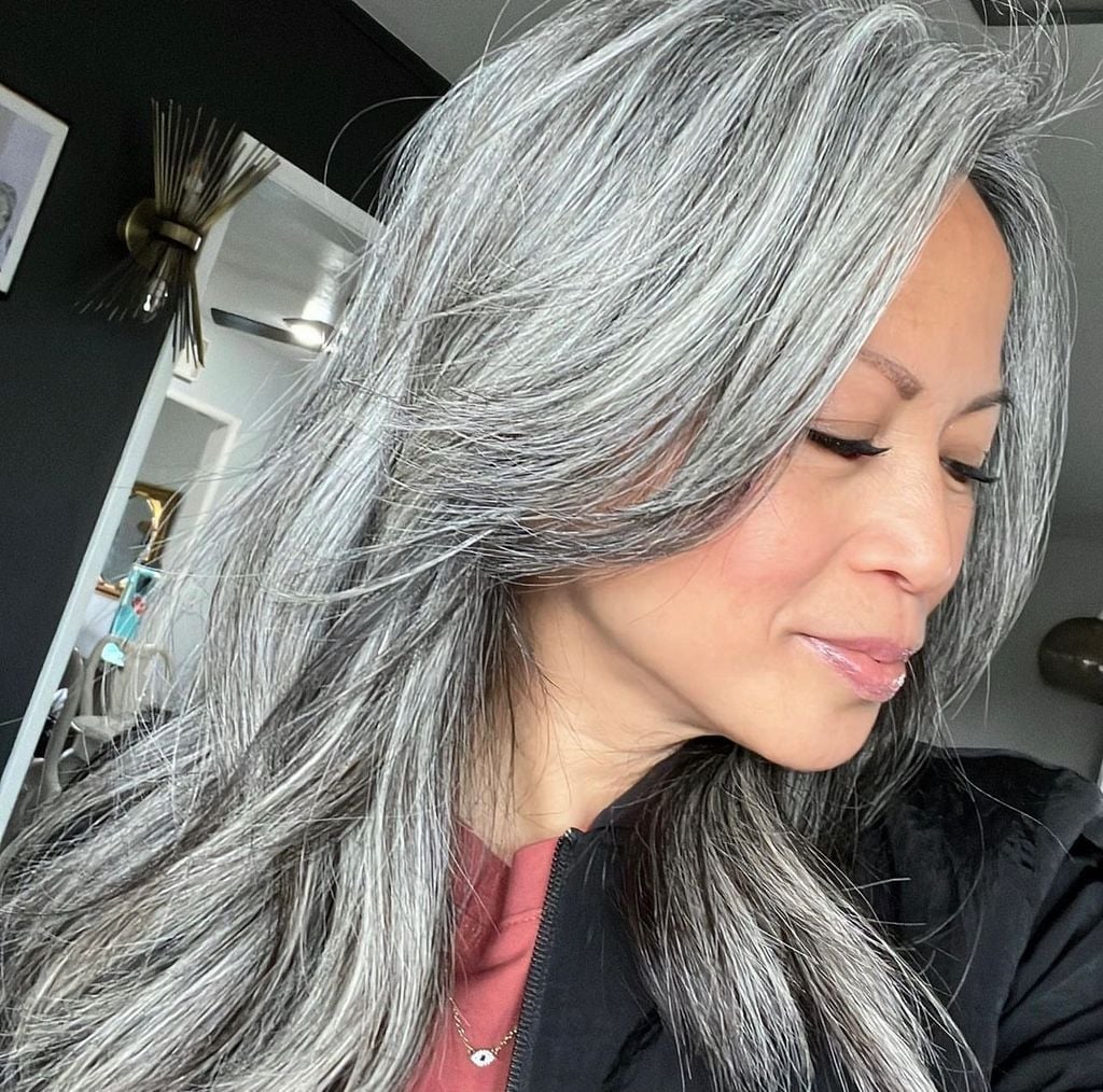 Mid-Back Wavy Hair With Curtain Bangs Air-Dried and середина спины Mid-Back Wavy Hair With Curtain Bangs Air-Dried and середина спины — Simple Gray Hair