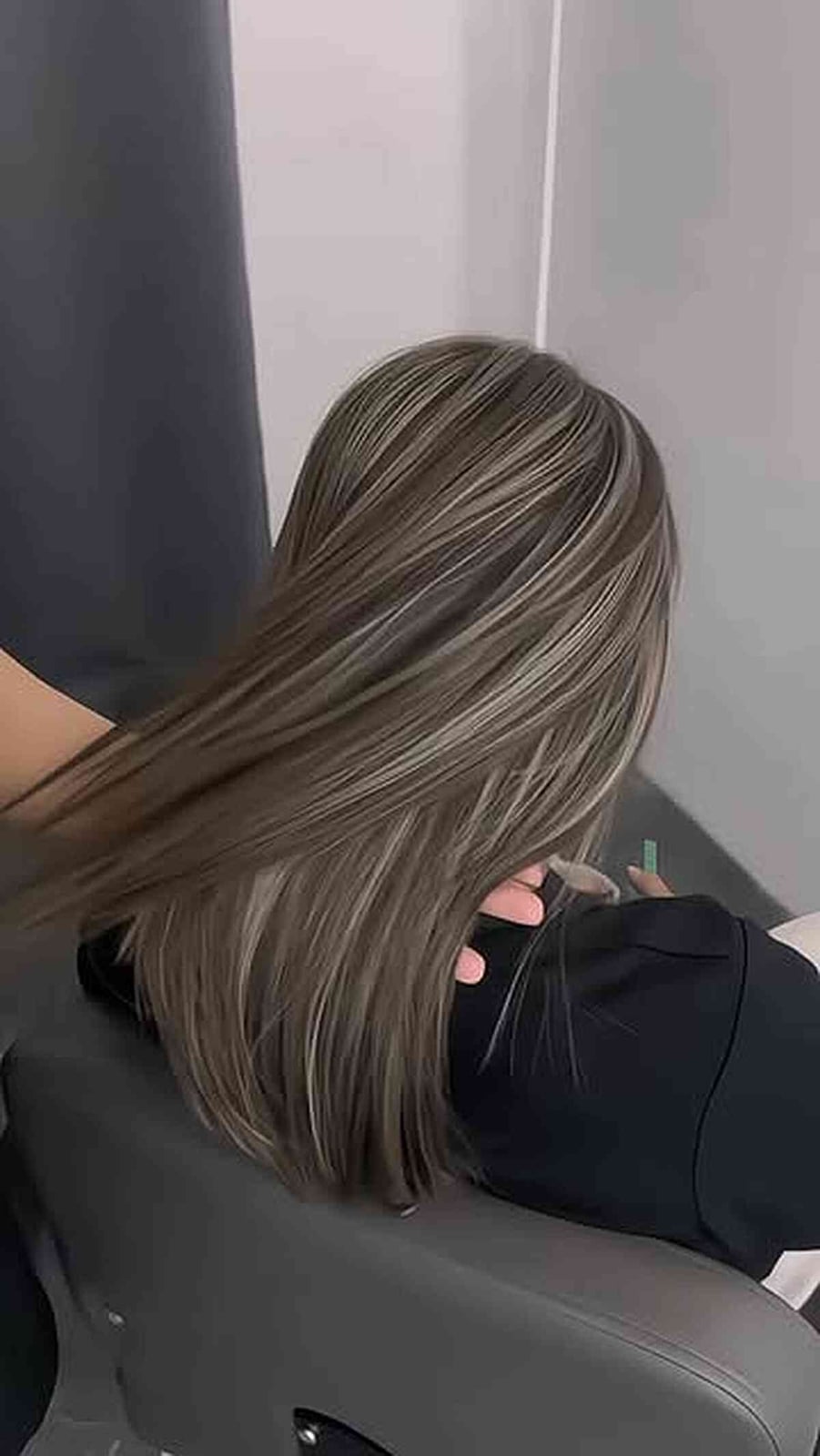 Collarbone Layers With Ashy Gray Tones — Simple Gray Highlights