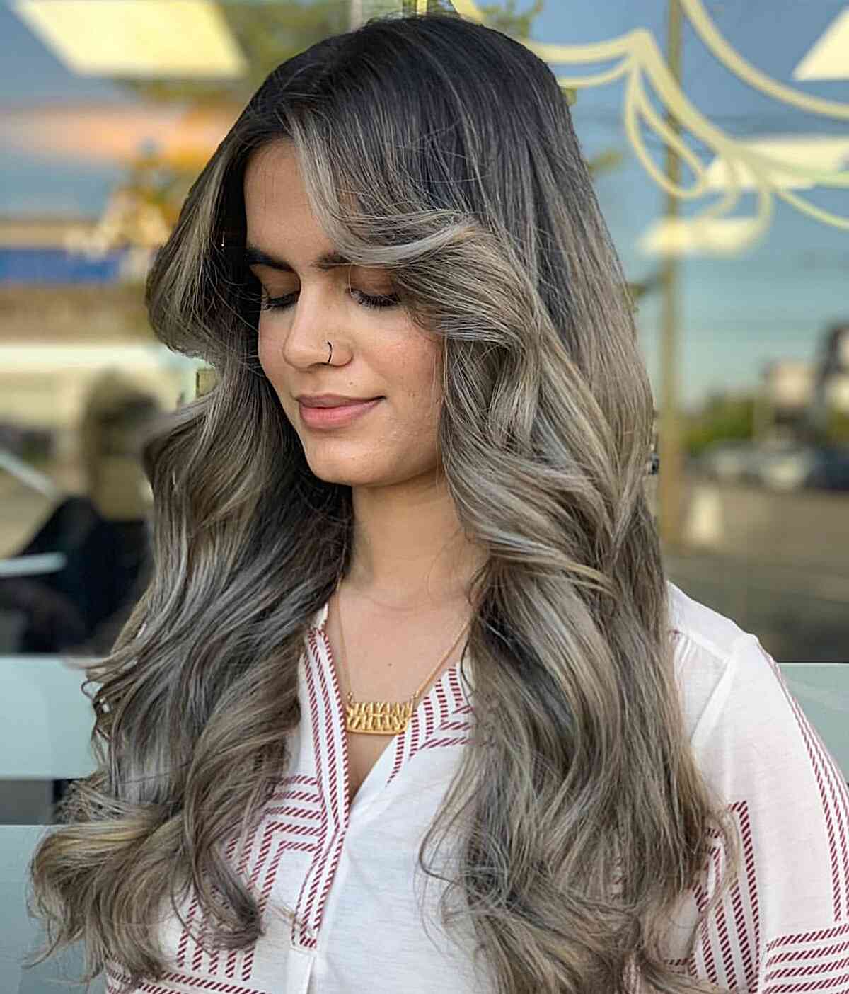 Collarbone Wavy Hair With Ashy Gray Tones, Middle — Simple Gray Highlights