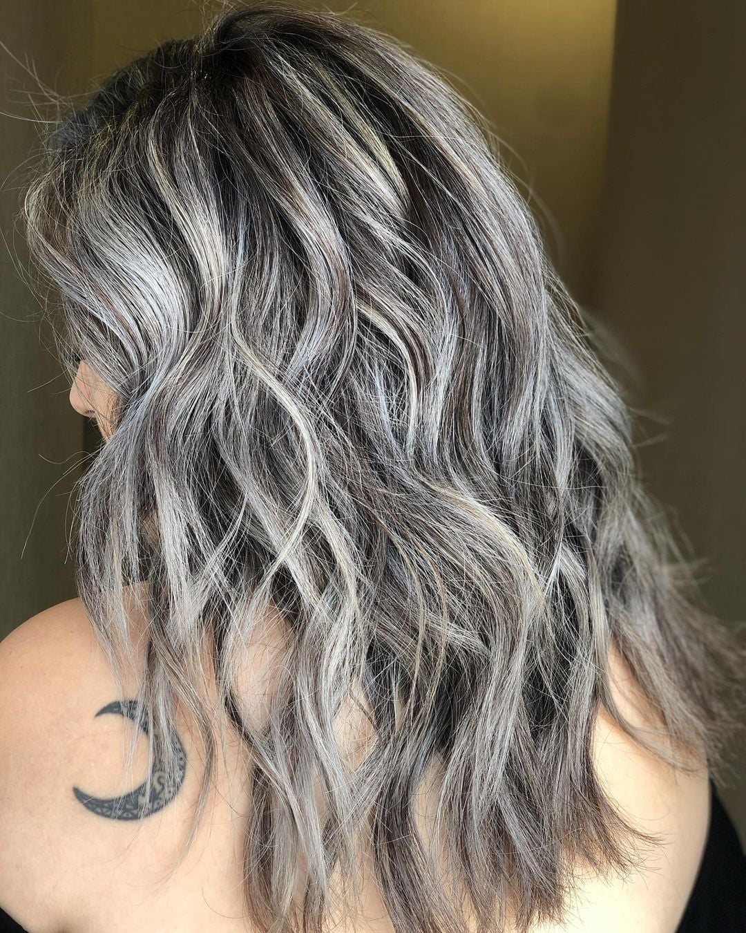 Mid-Back Long Layers With Gray Highlights, Wavy — Simple Gray Highlights