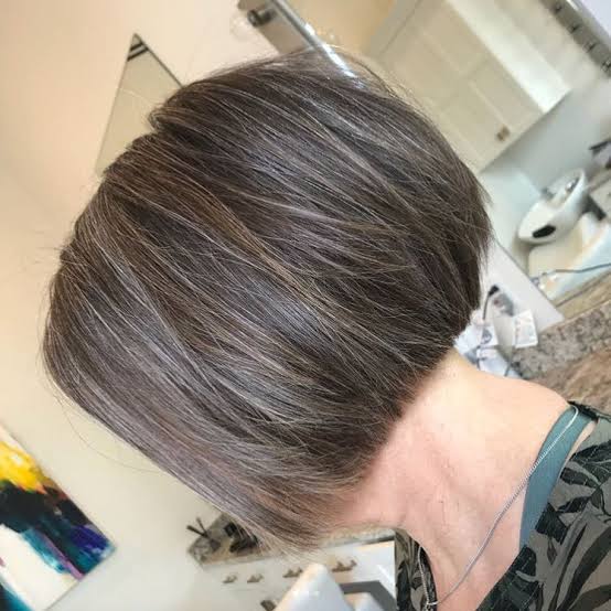 Mid-Back Wavy Hair With Natural Gray Blend, Close-Up Take — Simple Gray Highlights