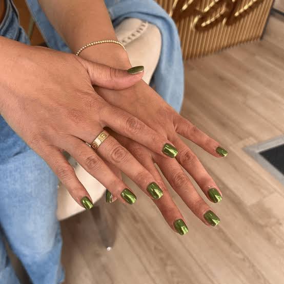 Vibrant Lime Green Chrome Medium Oval Nails, Close-Up Take Vibrant Lime Green Chrome Medium Oval Nails, Close-Up Take — Simple Green Chrome Nails