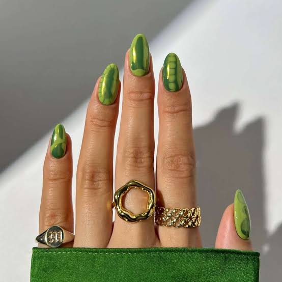Green Chrome Swirls And Lines Medium Oval Green Chrome Swirls And Lines Medium Oval — Simple Green Chrome Nails
