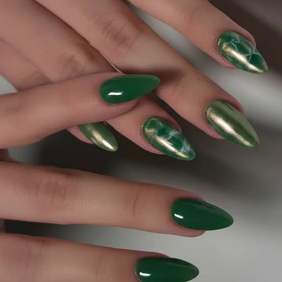 Short Almond Green Gold Marble Chrome Short Almond Green Gold Marble Chrome — Simple Green Chrome Nails