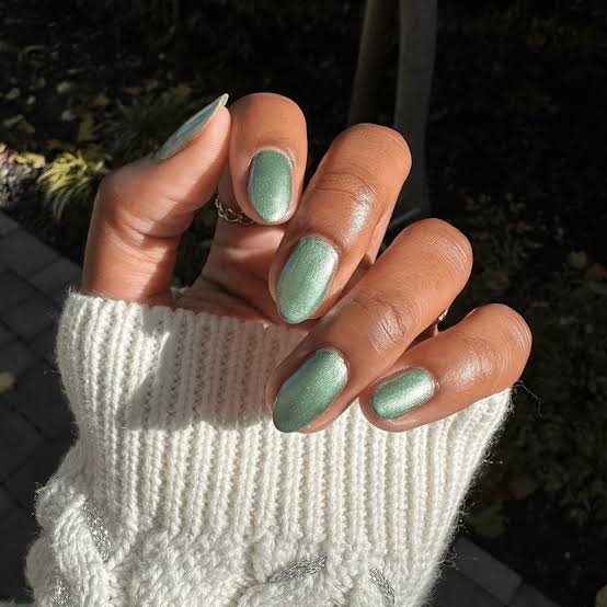 Medium Oval Light Green Shimmer Nails, Everyday Version Medium Oval Light Green Shimmer Nails, Everyday Version — Simple Green Chrome Nails