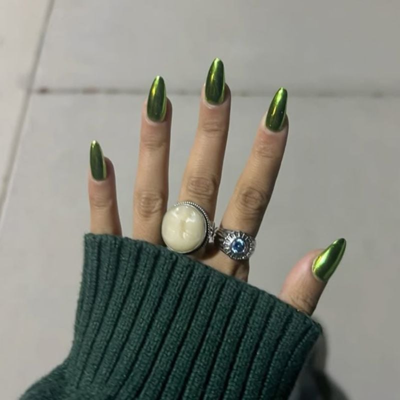Short Almond Vibrant Metallic Green Chrome Short Almond Vibrant Metallic Green Chrome — Simple Green Chrome Nails