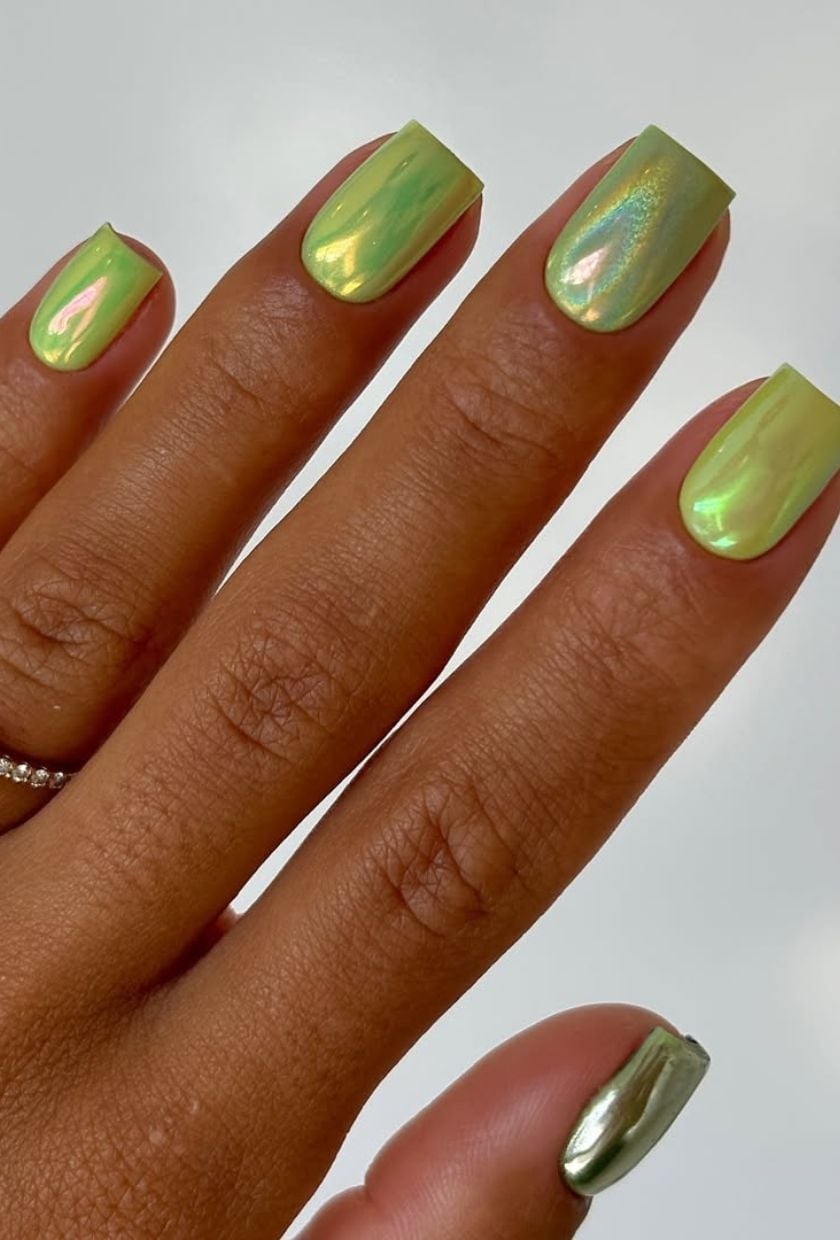 Pale Green Chrome Short Square Iridescent Shine Pale Green Chrome Short Square Iridescent Shine — Simple Green Chrome Nails