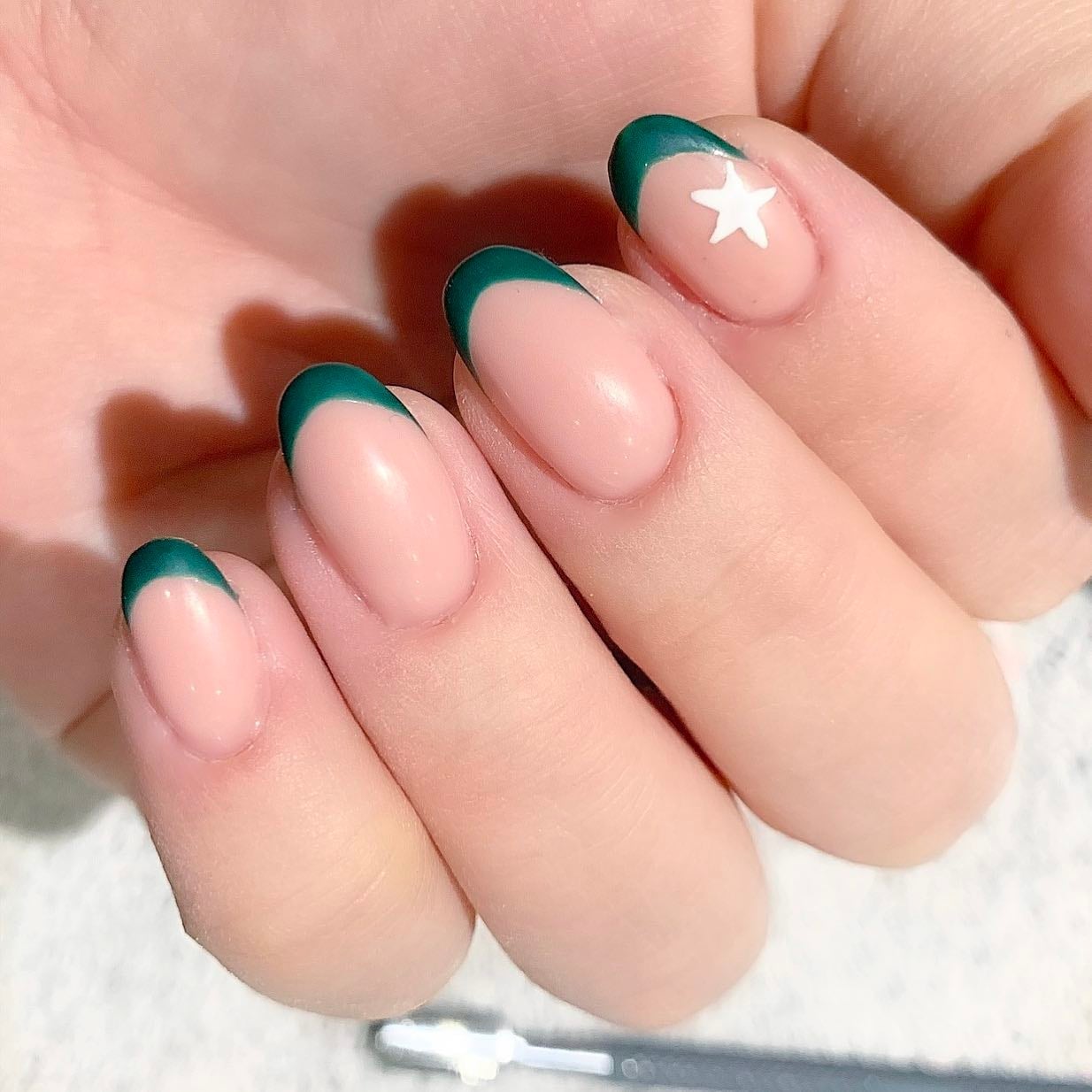 Dark Green French Tip With White Star Medium Oval Dark Green French Tip With White Star Medium Oval — Simple Green French Tip Nails