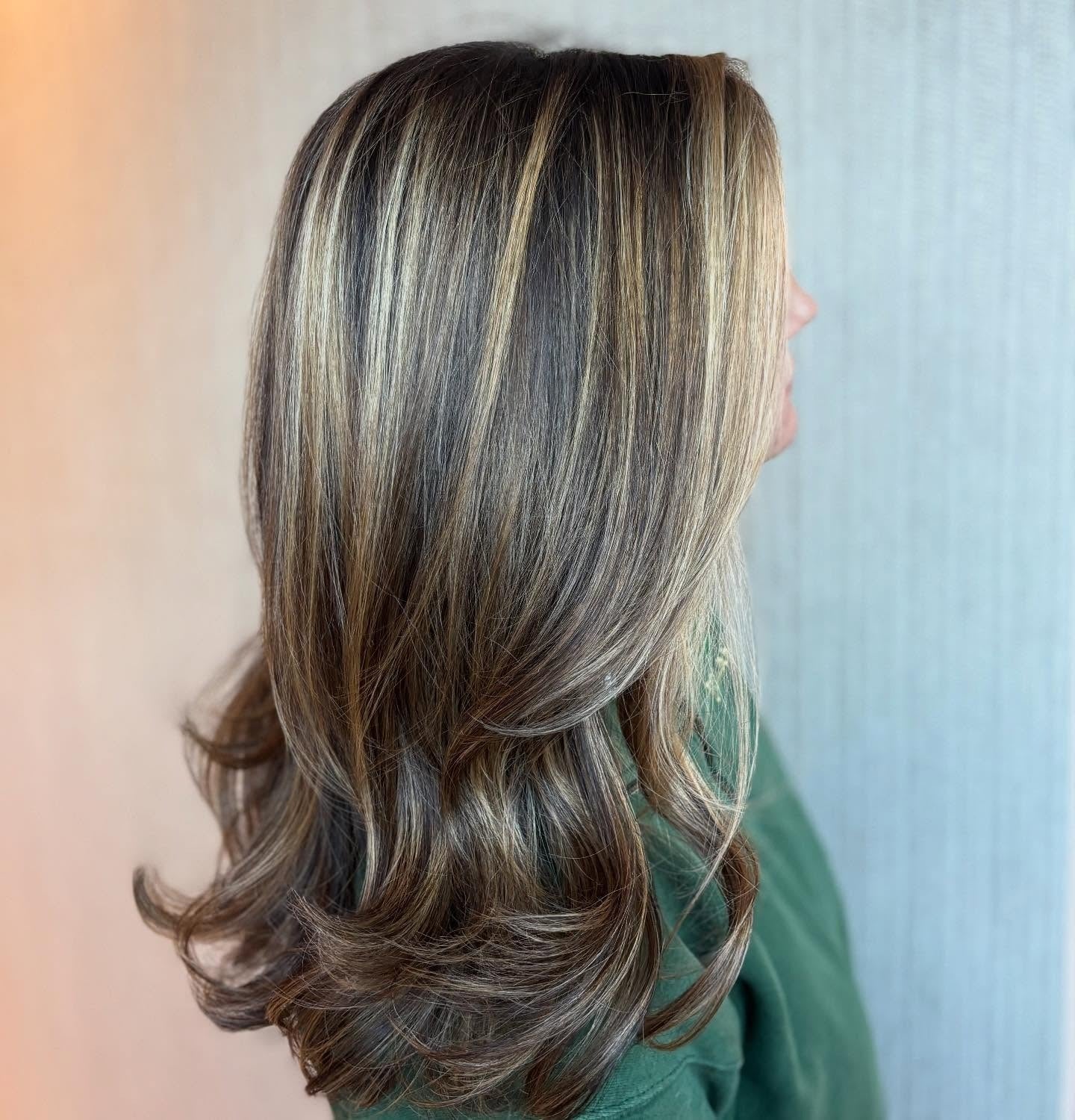 Collarbone Layers With Contrasting Blonde Highlights Collarbone Layers With Contrasting Blonde Highlights — Simple Hair Color Chart
