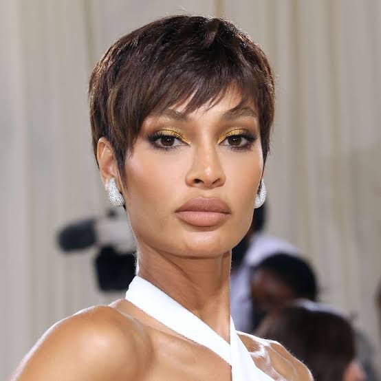 Chin Length Bob With Face-Framing Bangs Chin Length Bob With Face-Framing Bangs — Simple Haircuts for Fine Hair