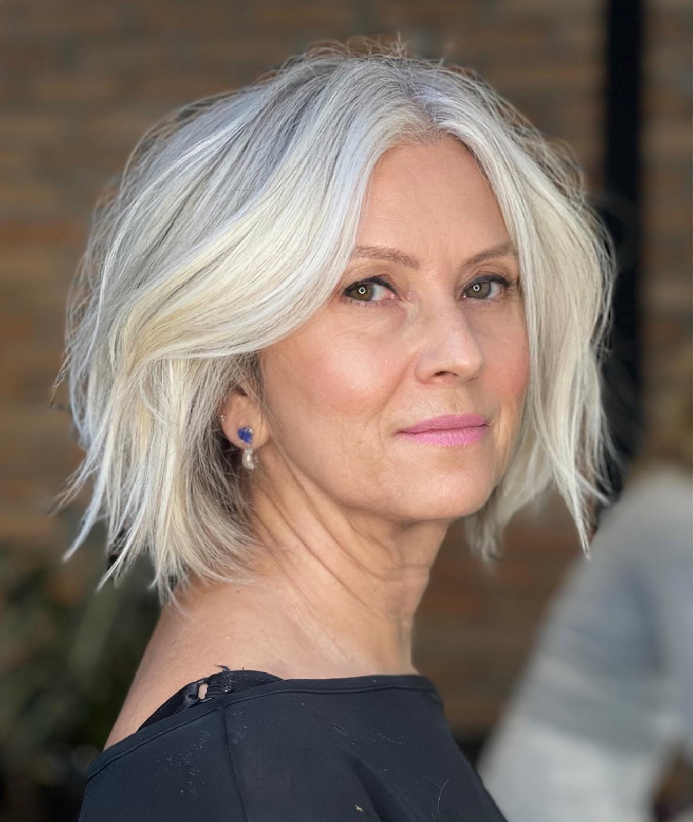 Collarbone Layered Bob With Silver Grey Curtain Bangs, воротник — Simple Haircuts for Older Women