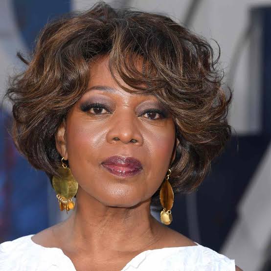 Collarbone Bob With Waves And Caramel Highlights — Simple Haircuts for Older Women