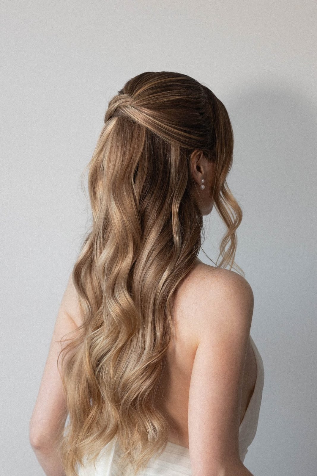 Mid-Back Layers With Curtain Bangs and Dark Blonde With Highlights — Simple Haircuts Tutorial