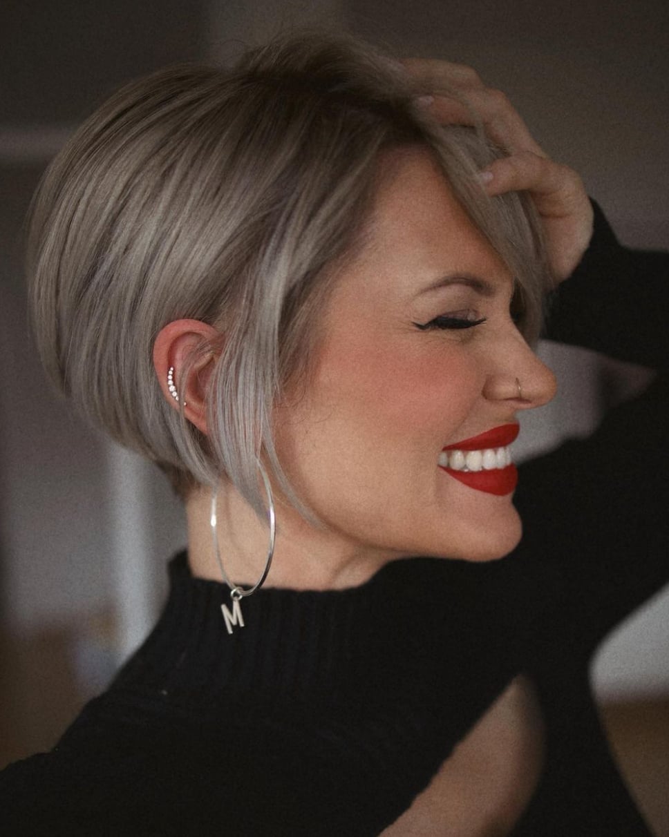 Sleek Ash Blonde Bob With Side Part — Simple Hairstyles for Short Hairs.