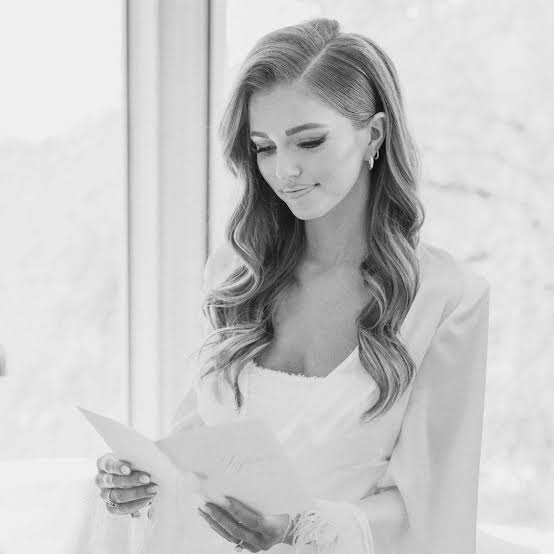 Voluminous Blonde Waves With Side Part Voluminous Blonde Waves With Side Part — Simple Hairstyles for Wedding