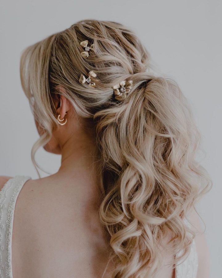 Ash Blonde Ponytail With Curls and Pins Ash Blonde Ponytail With Curls and Pins — Simple Hairstyles for Wedding