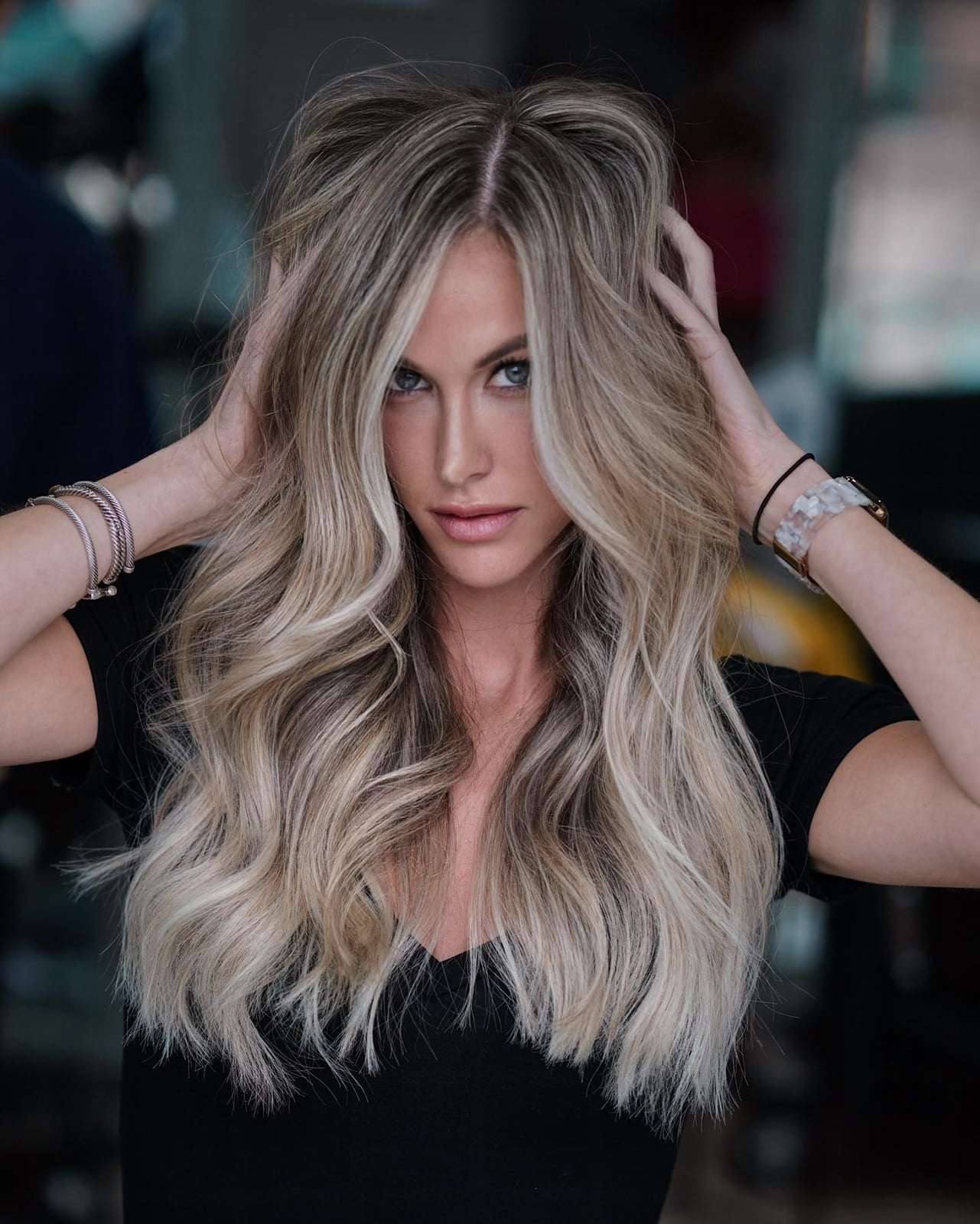 Mid-Back Blonde With Highlights and Curtain Bangs — Simple Highlights