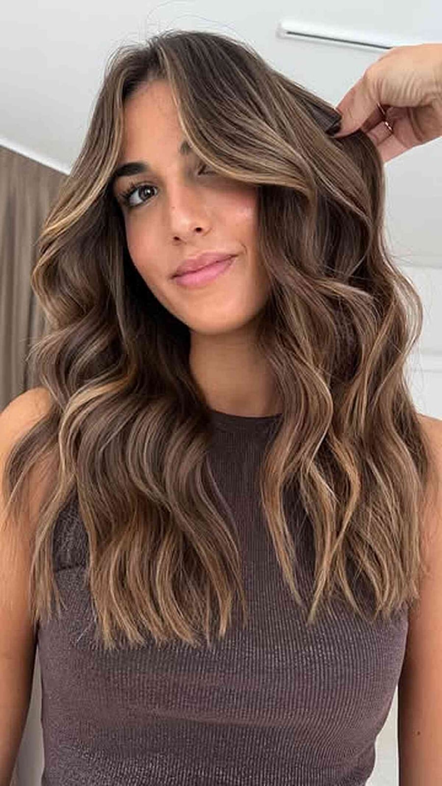 Shoulder-Length Dark Brown With Face-Framing Blonde Highlights — Simple Highlights