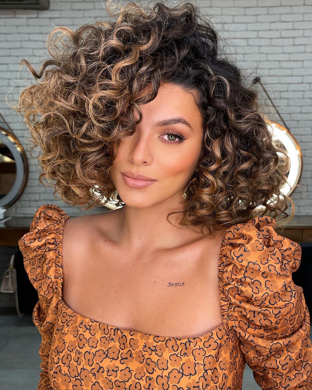 Collarbone Curly Dark Brown With Blonde Highlights — Simple Highlights