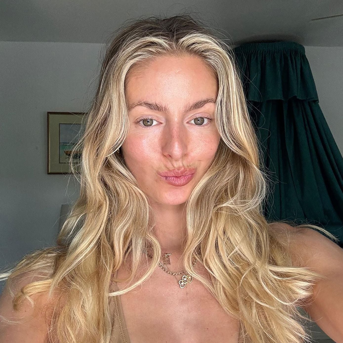 Mid-Back Blonde With Face-Framing Layers Mid-Back Blonde With Face-Framing Layers — Simple Highlights on Blonde