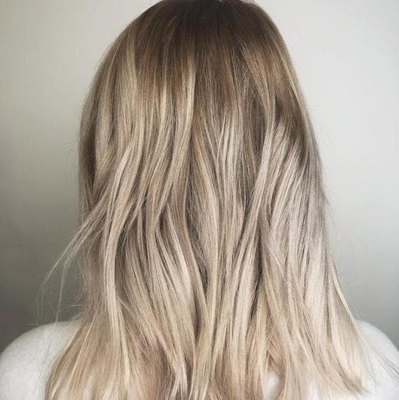 Mid-Back Ash Blonde With Subtle Highlights, Wavy Mid-Back Ash Blonde With Subtle Highlights, Wavy — Simple Highlights on Blonde