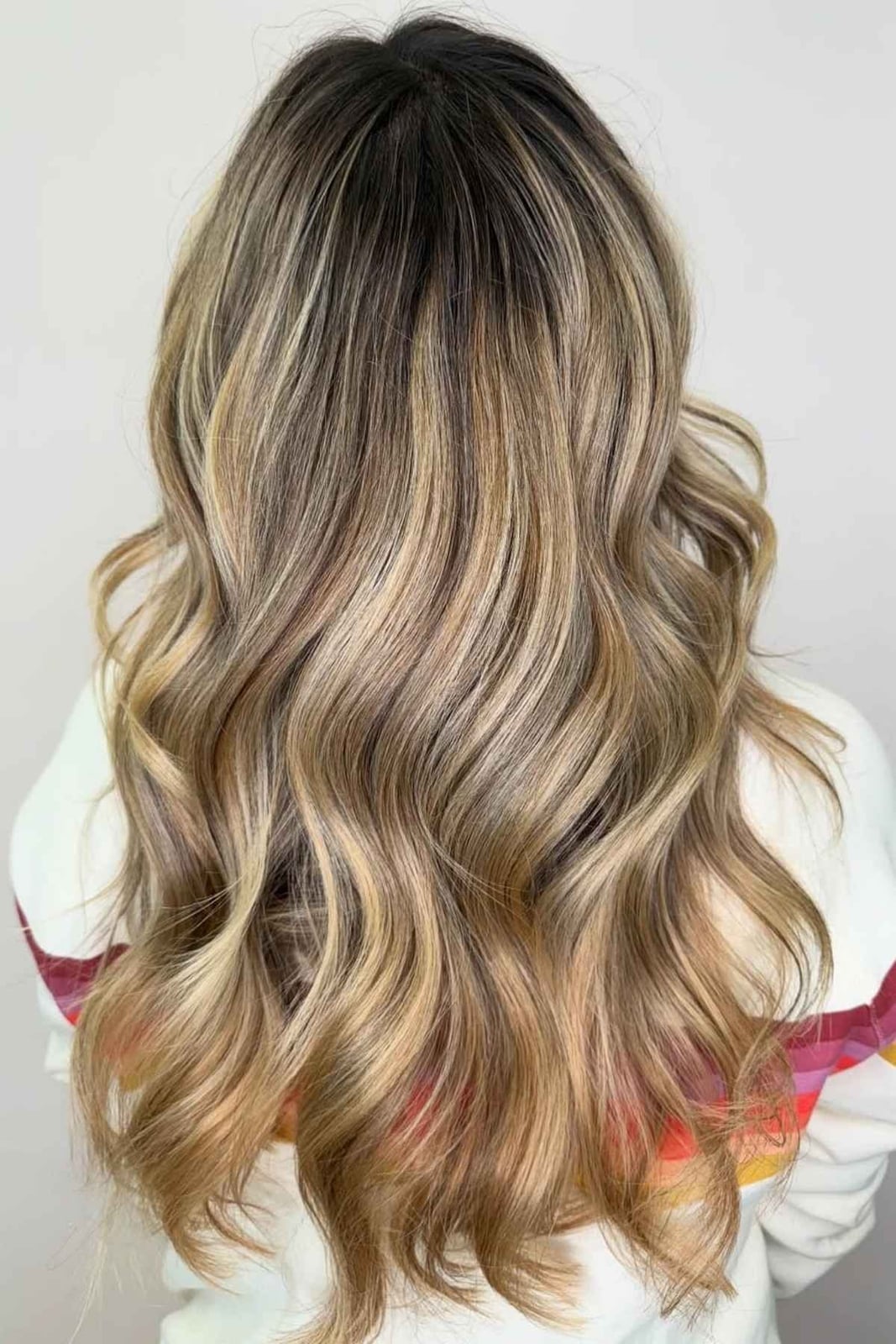 Mid-Back Golden Blonde With Lighter Highlights, Wavy Mid-Back Golden Blonde With Lighter Highlights, Wavy — Simple Highlights on Blonde