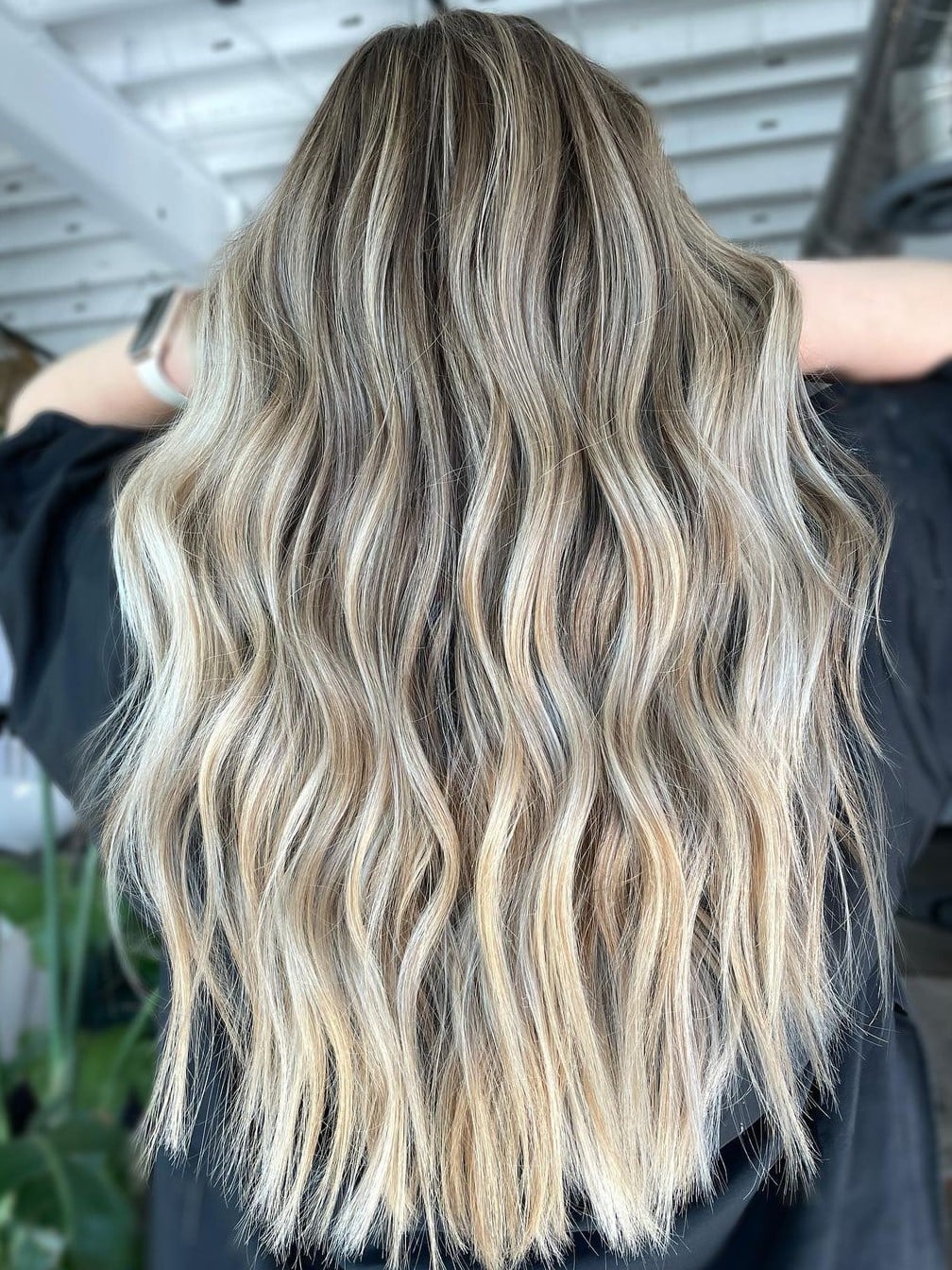 Mid-Back Blonde With Blended Highlights and Wavy Blowout Mid-Back Blonde With Blended Highlights and Wavy Blowout — Simple Highlights on Blonde