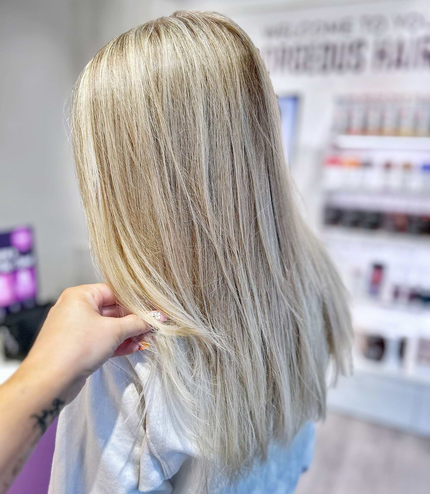 Mid-Back Platinum Blonde Straight Mid-Back Platinum Blonde Straight — Simple Highlights on Blonde