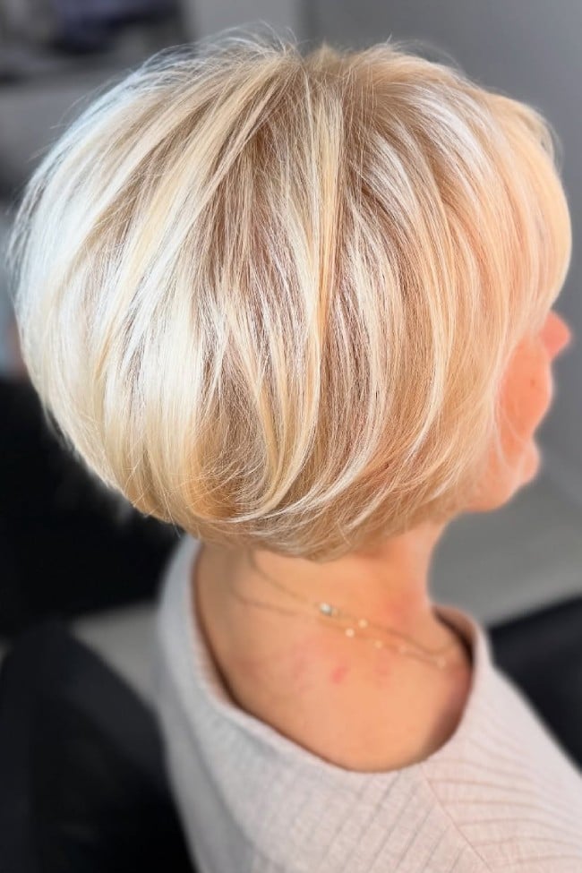 Short Platinum Bob With Subtle Highlights Short Platinum Bob With Subtle Highlights — Simple Highlights on Blonde