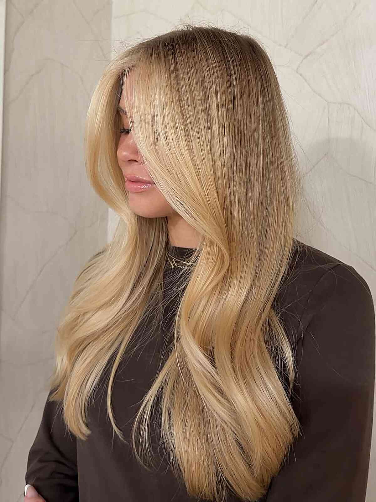 Mid-Back Wavy Blonde With Face-Framing Layers — Simple Highlights on Blonde Hair