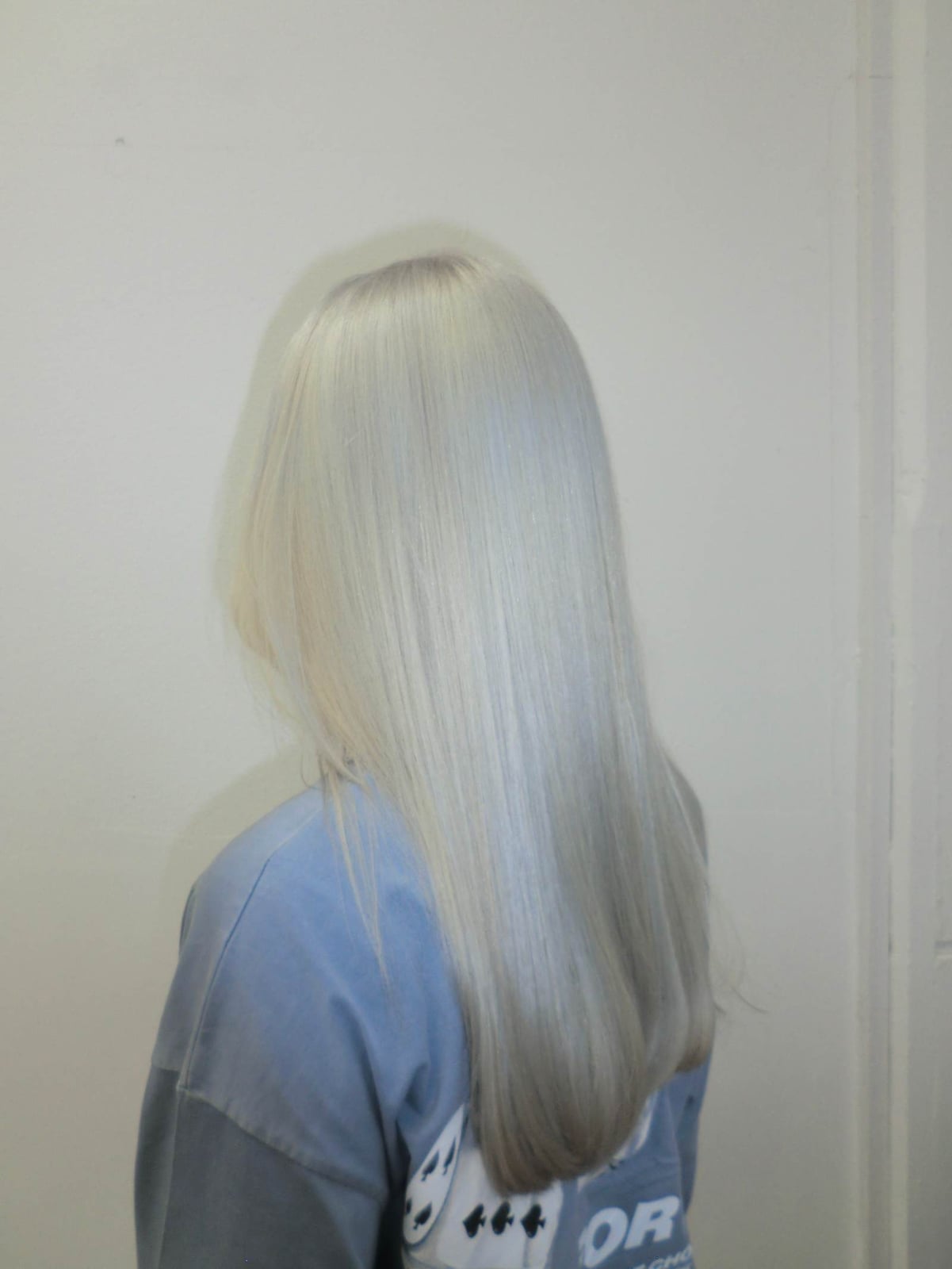 Mid-Back Platinum Ash Blonde With One Length Mid-Back Platinum Ash Blonde With One Length — Simple Icy Blonde