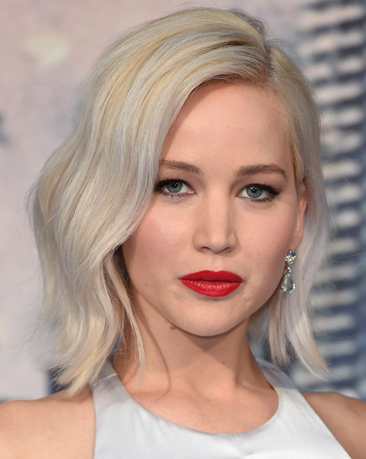 Platinum Blonde Collarbone Bob Platinum Blonde Collarbone Bob — Simple Icy Blonde