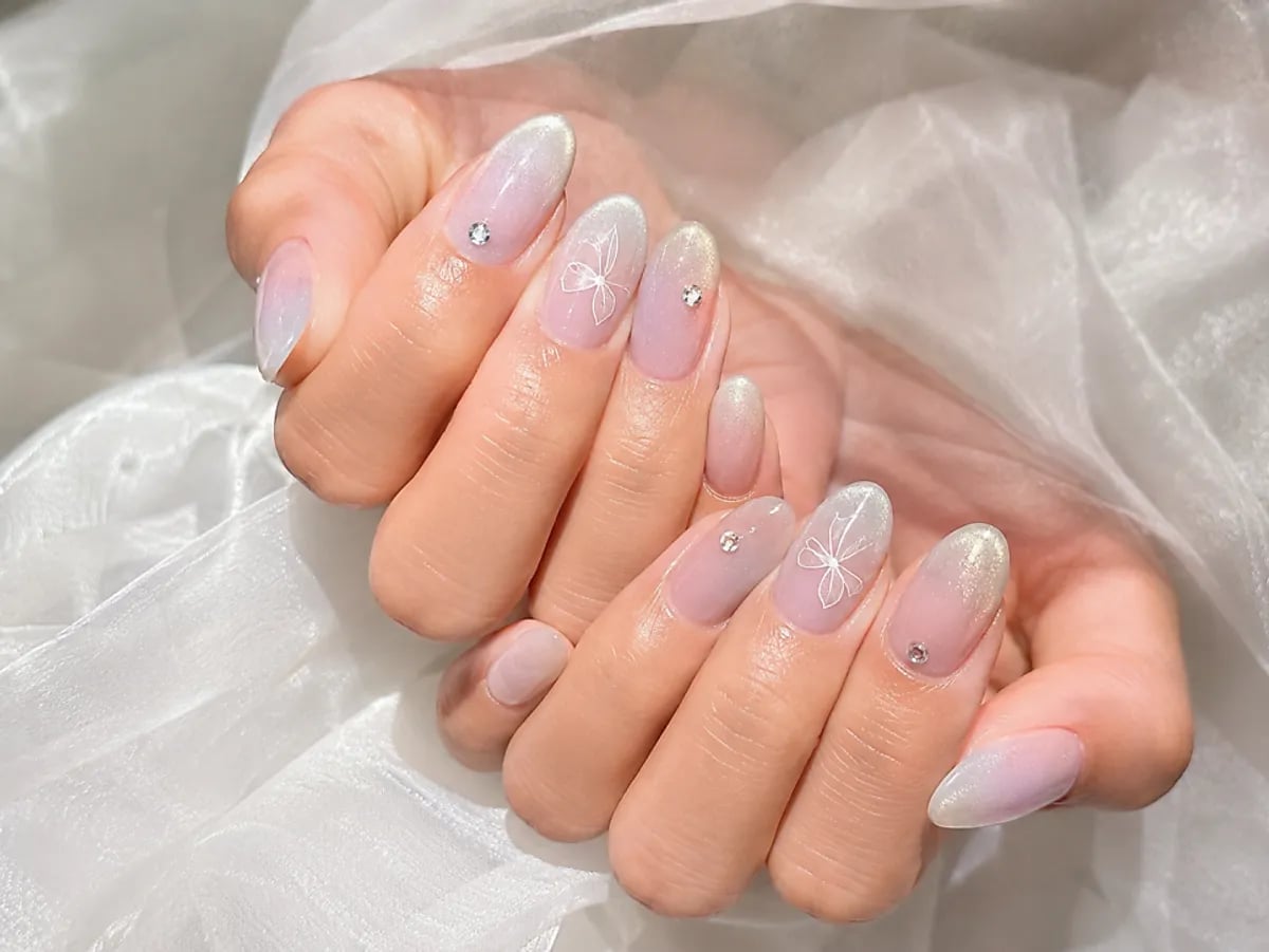 Short Almond Milky Pink Gradient Nails with Butterflies Short Almond Milky Pink Gradient Nails with Butterflies — Simple Japan Nails