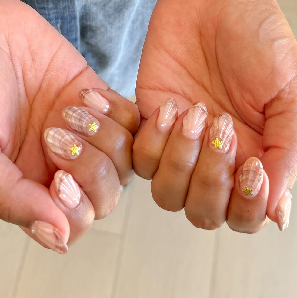 Medium Almond Plaid Nails with Gold Star Accents Medium Almond Plaid Nails with Gold Star Accents — Simple Japan Nails