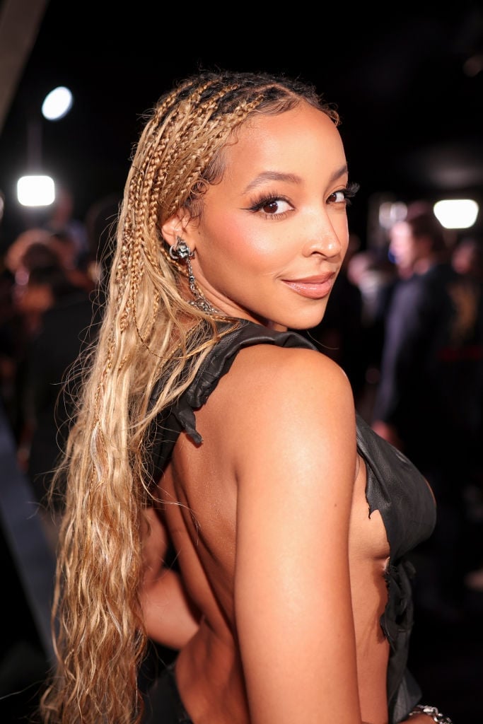 Mid-Back Mixed Braids and Loose Waves Mid-Back Mixed Braids and Loose Waves — Simple Knotless Box Braids