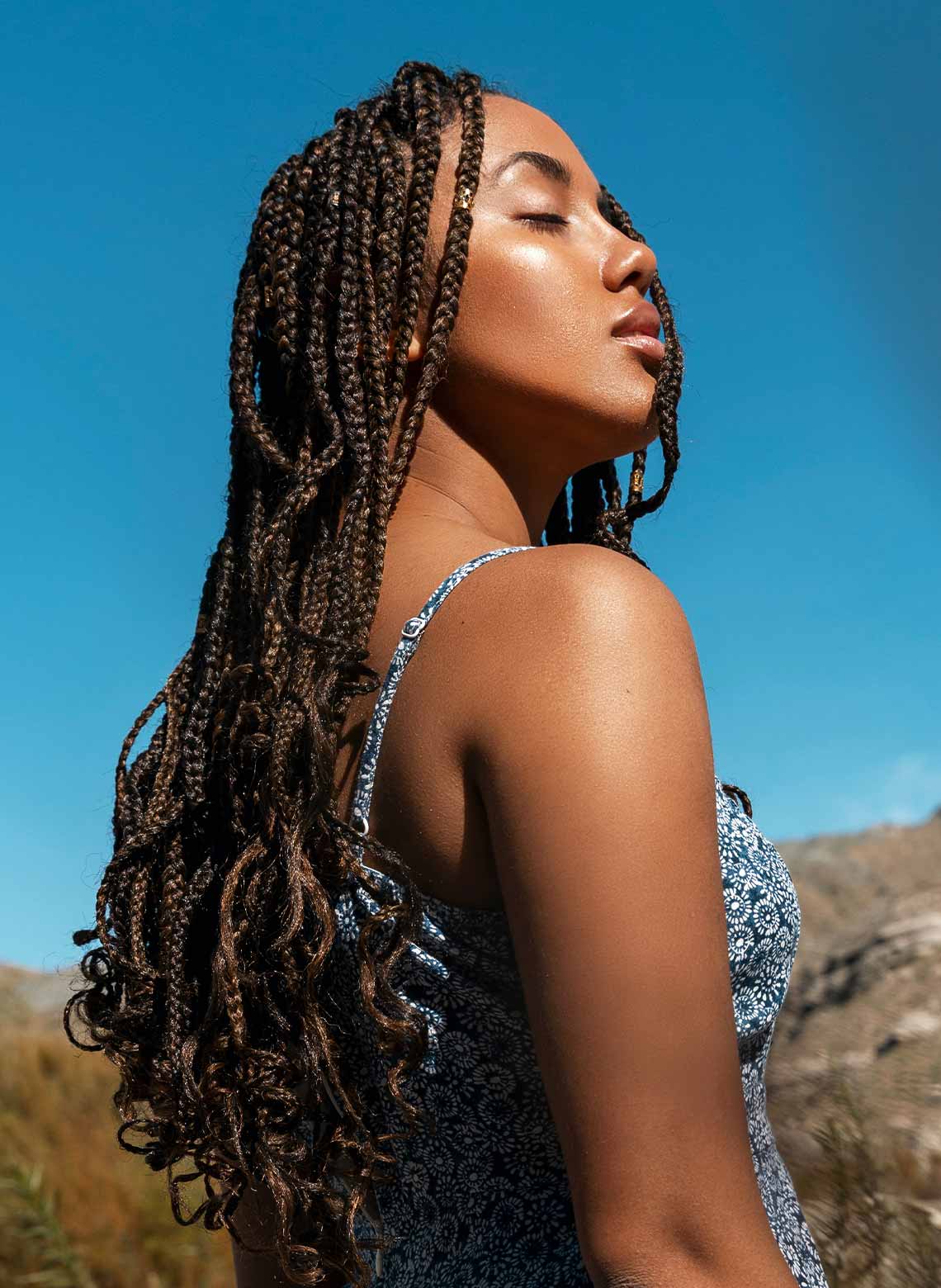 Mid-Back Knotless Braids With Blonde Highlights And Beads, Wavy Mid-Back Knotless Braids With Blonde Highlights And Beads, Wavy — Simple Large Knotless Braids