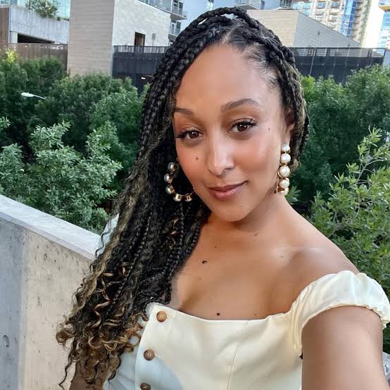 Mid-Back Knotless Braids With Blonde Highlights and Waves, Middle Mid-Back Knotless Braids With Blonde Highlights and Waves, Middle — Simple Large Knotless Braids