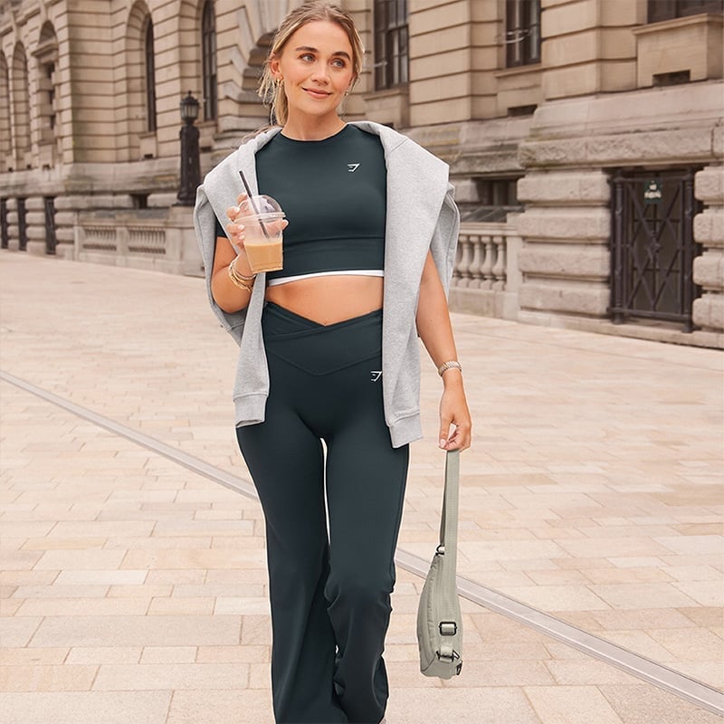 Dark Green Seamless Leggings With Crop Top And Sweatshirt — Simple Leggings Outfits Casual